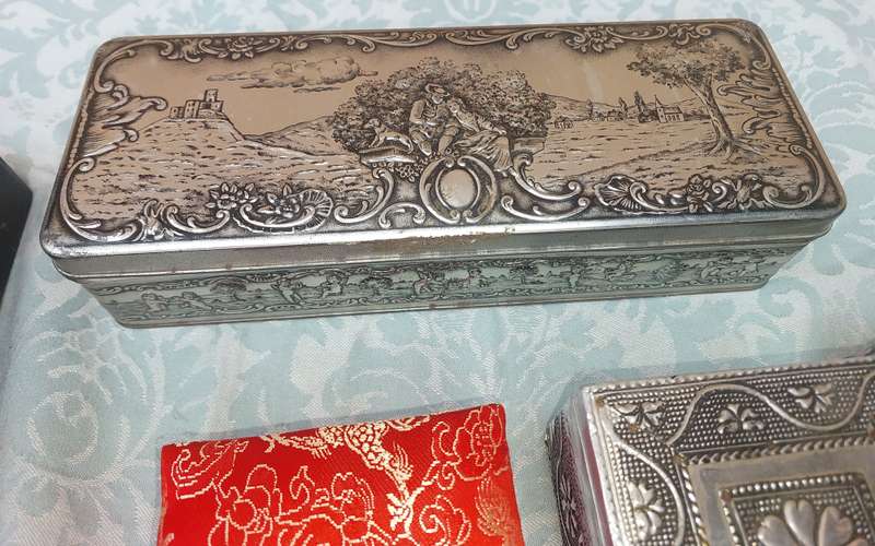 A JOBLOT COLLECTION JEWELRY BOXES SOLD AS IS