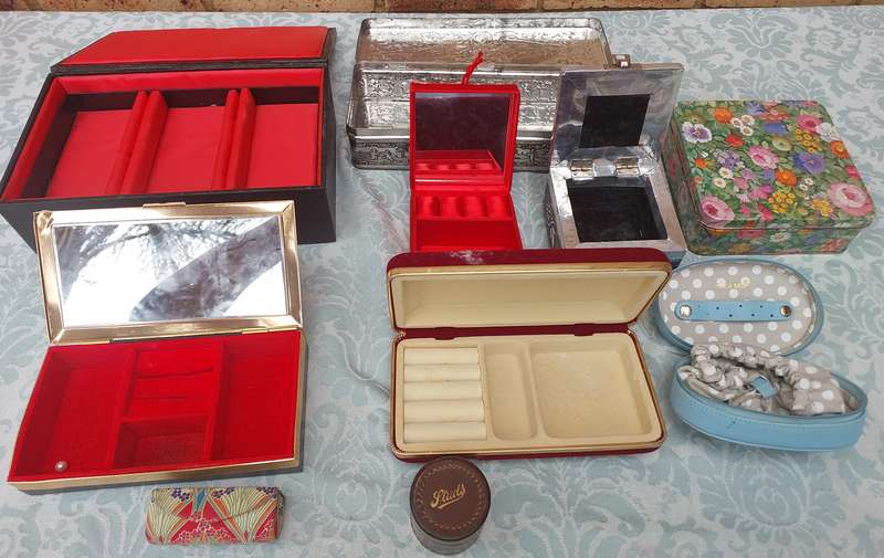 A JOBLOT COLLECTION JEWELRY BOXES SOLD AS IS