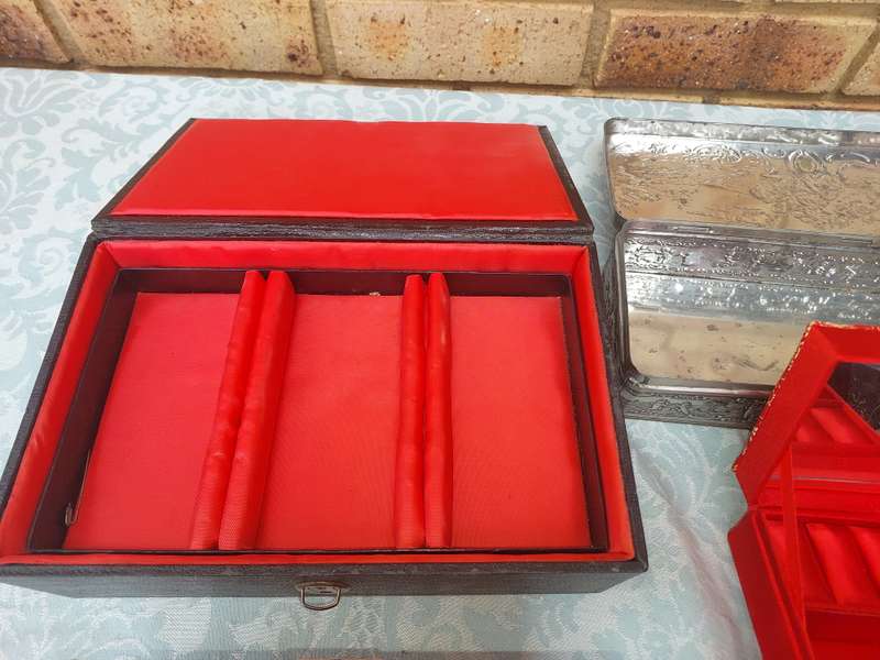 A JOBLOT COLLECTION JEWELRY BOXES SOLD AS IS