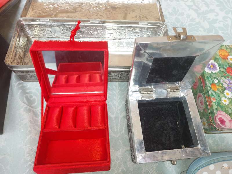 A JOBLOT COLLECTION JEWELRY BOXES SOLD AS IS