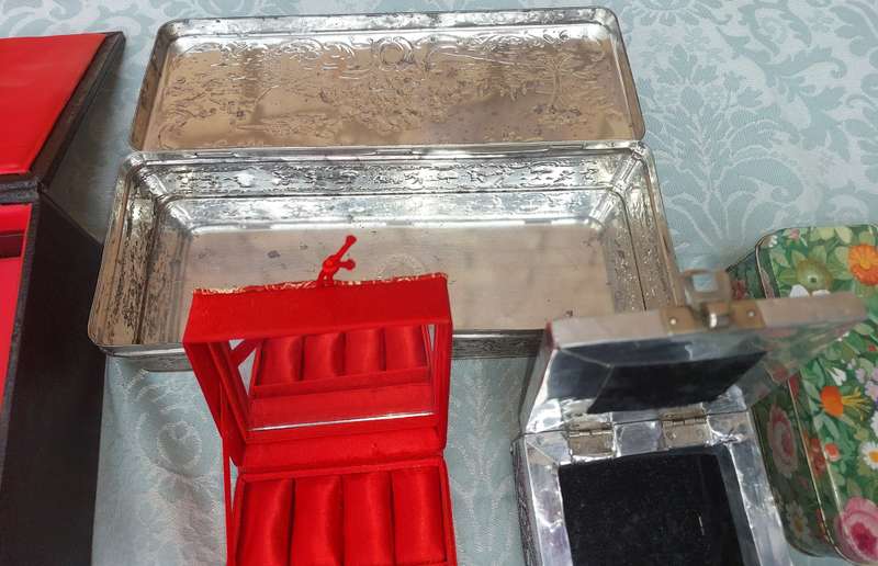 A JOBLOT COLLECTION JEWELRY BOXES SOLD AS IS