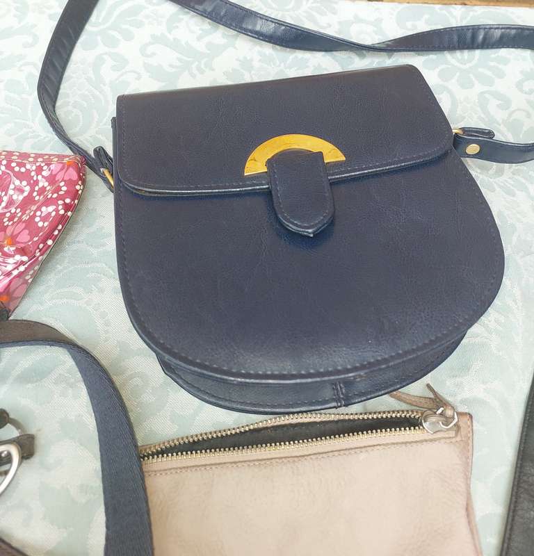 A USED JOBLOT HANDBAGS AND PURSES SOLD AS IS