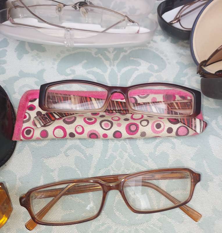 A JOBLOT COLLECTION SUNGLASSES AND FRAMES SOLD AS IS