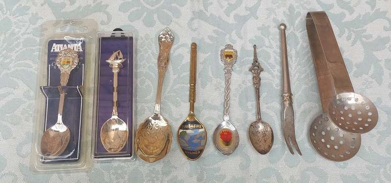 A VINTAGE COLLECTION CUTLERY SOLD AS IS