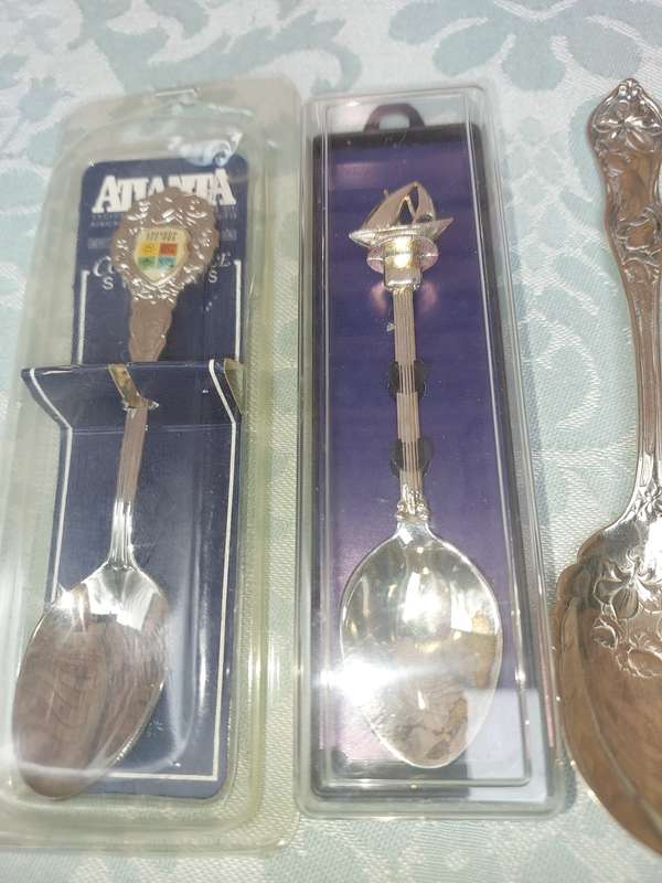 A VINTAGE COLLECTION CUTLERY SOLD AS IS