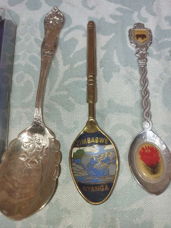 A VINTAGE COLLECTION CUTLERY SOLD AS IS