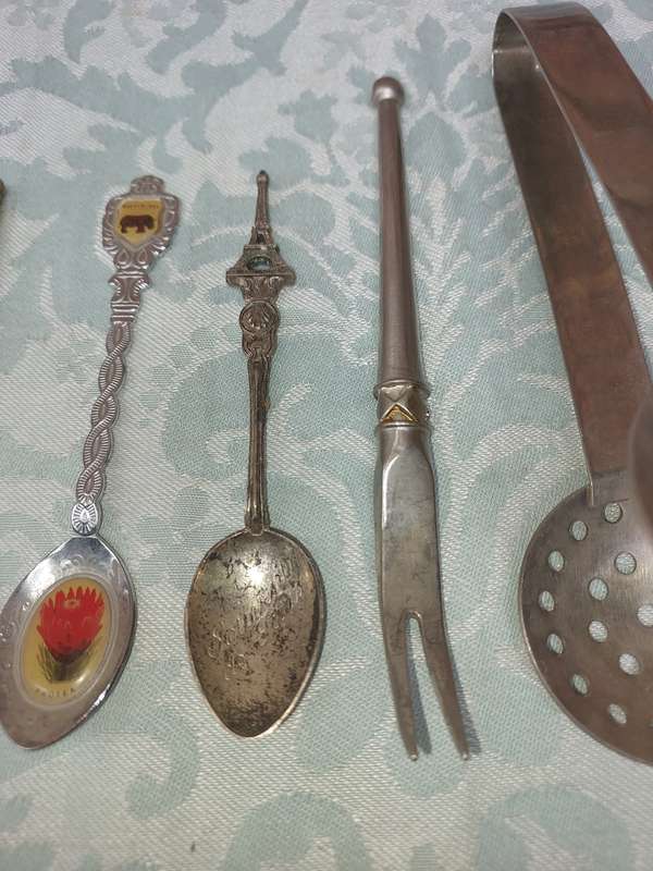A VINTAGE COLLECTION CUTLERY SOLD AS IS