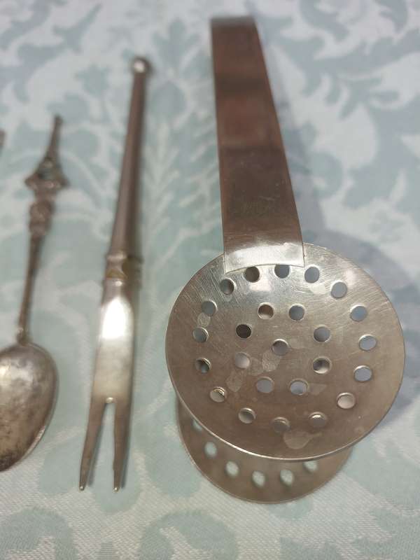 A VINTAGE COLLECTION CUTLERY SOLD AS IS