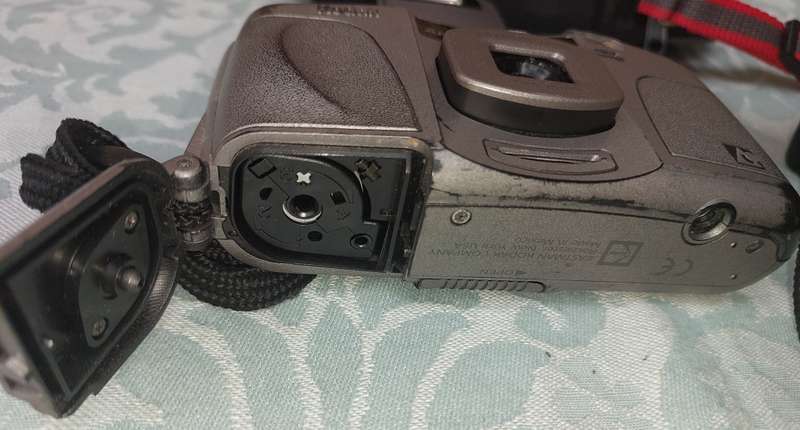 TWO VNTAGE CAMERAS SOLD AS IS NOT TESTED