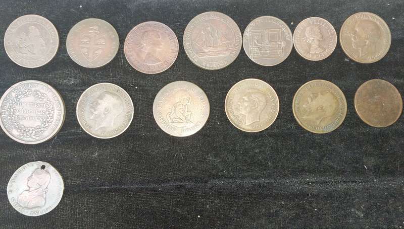 AN ANTIQUE JOBLOT COLLECTION PENNY'S AND RAILWAY TOKENS FROM BRITTAIN AND SOUTH AFRICA SOLD AS IS