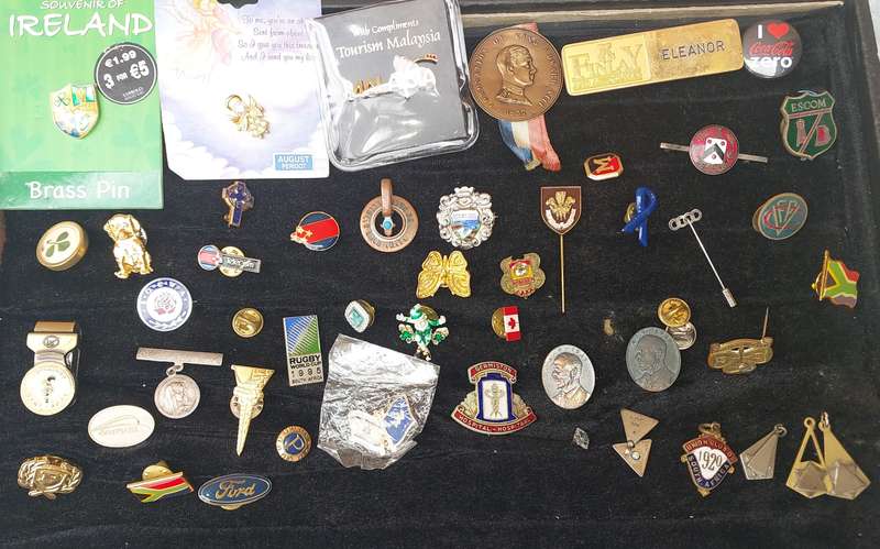 A JOBLOT COLLECTION OF BADGES SOLD AS IS
