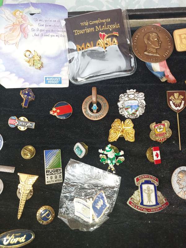 A JOBLOT COLLECTION OF BADGES SOLD AS IS