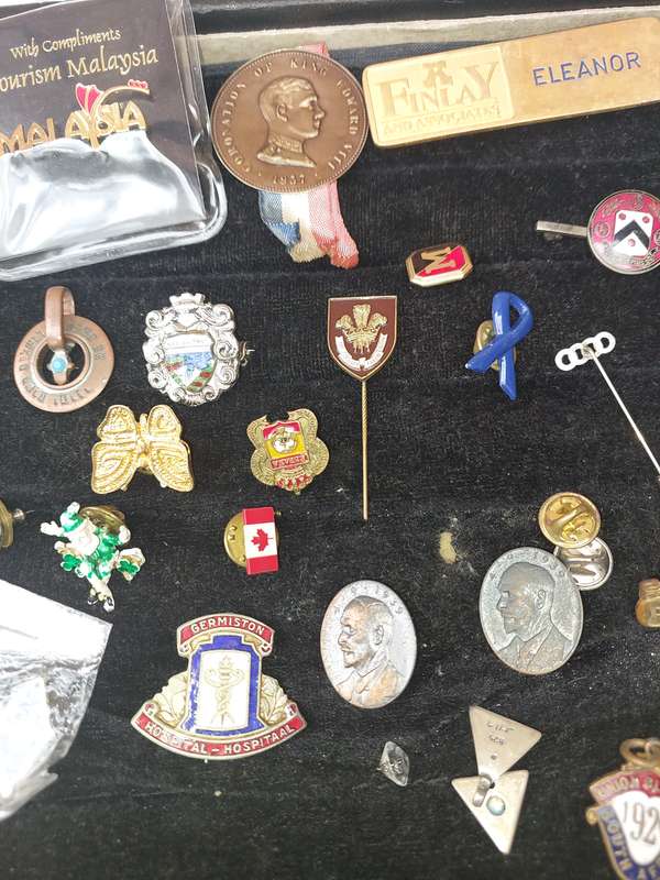 A JOBLOT COLLECTION OF BADGES SOLD AS IS