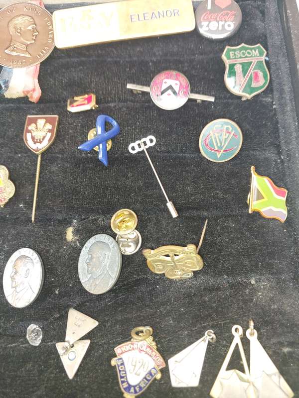 A JOBLOT COLLECTION OF BADGES SOLD AS IS