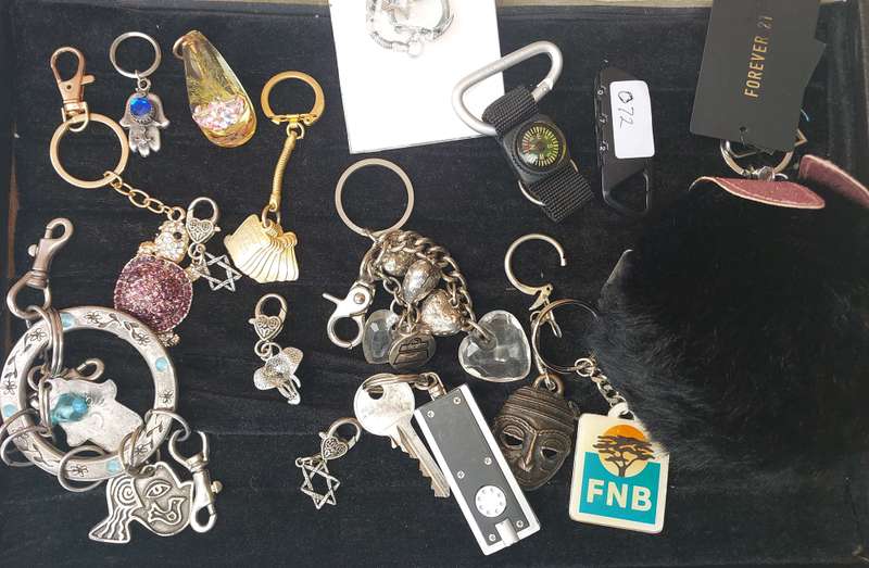 A JOBLOT COLLECTION KEYRINGS SOLD AS IS
