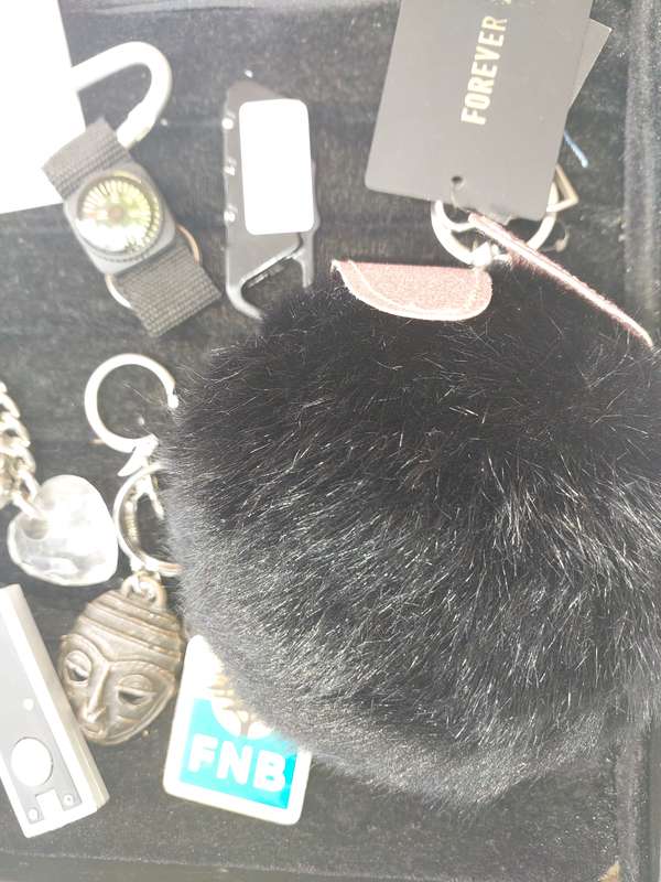 A JOBLOT COLLECTION KEYRINGS SOLD AS IS