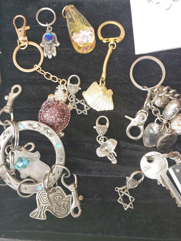 A JOBLOT COLLECTION KEYRINGS SOLD AS IS