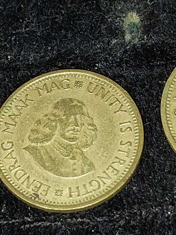 A COLLECTION OF VINTAGE AND ANTIQUE SOUTH AFRICAN COINS SOLD AS IS