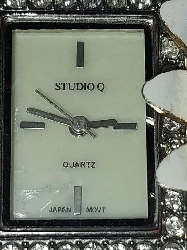A VINTAGE COLLECTION WOMANS WATCHES SOLD AS IS NOT TESTED