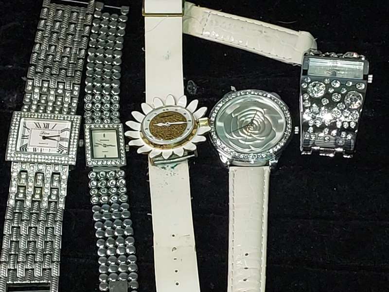A VINTAGE COLLECTION WOMANS WATCHES SOLD AS IS NOT TESTED