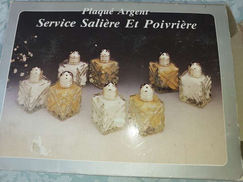 A VINTAGE SET OF FOUR SALT N PEPPER DISPENSOR SOLD AS IS R100