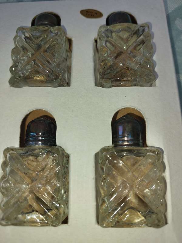 A VINTAGE SET OF FOUR SALT N PEPPER DISPENSOR SOLD AS IS R100
