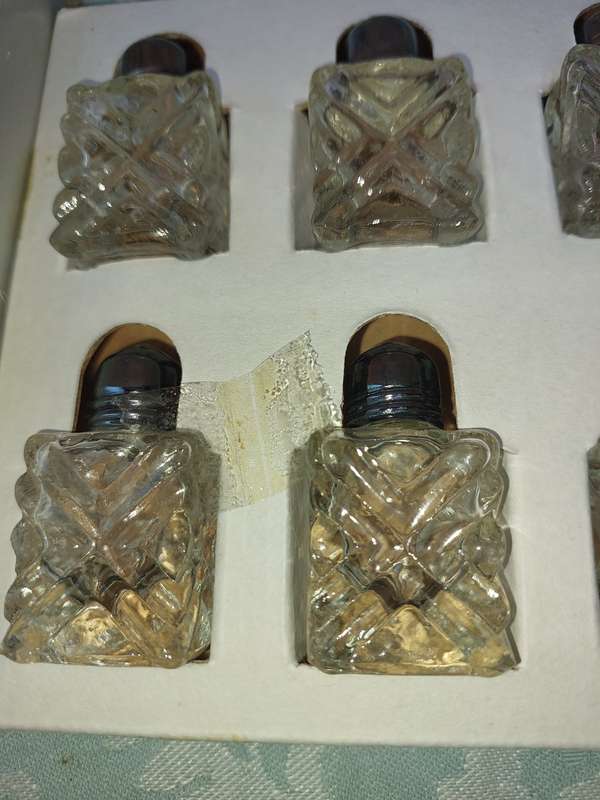 A VINTAGE SET OF FOUR SALT N PEPPER DISPENSOR SOLD AS IS R100