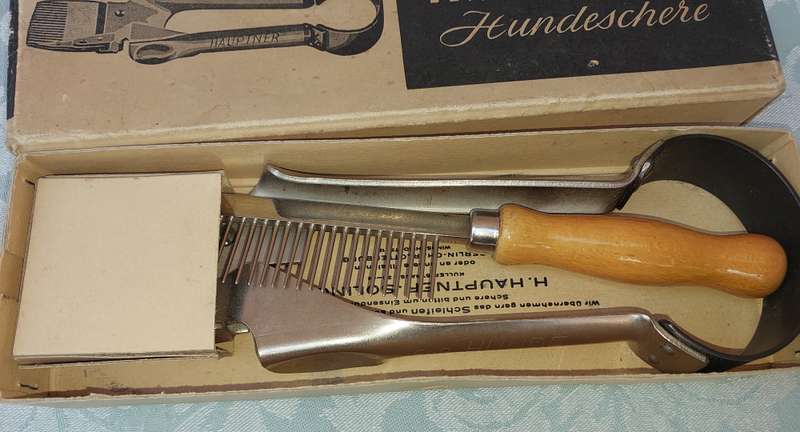 A VINTAGE HAUPTNER DOG SHERES WITH A METAL COMB IN ITS ORIGINAL BOX SOLD AS IS
