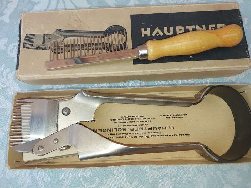A VINTAGE HAUPTNER DOG SHERES WITH A METAL COMB IN ITS ORIGINAL BOX SOLD AS IS