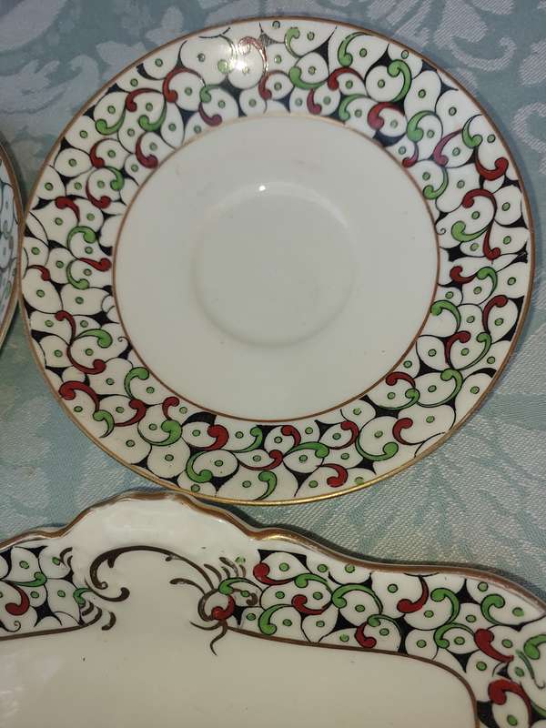 A COLLECTION OF FIVE BISTOL ENGLAND SERVING WARE TWO PLATTERS AND 3 SAUCERS , THE PLATTERS ARE 26X2