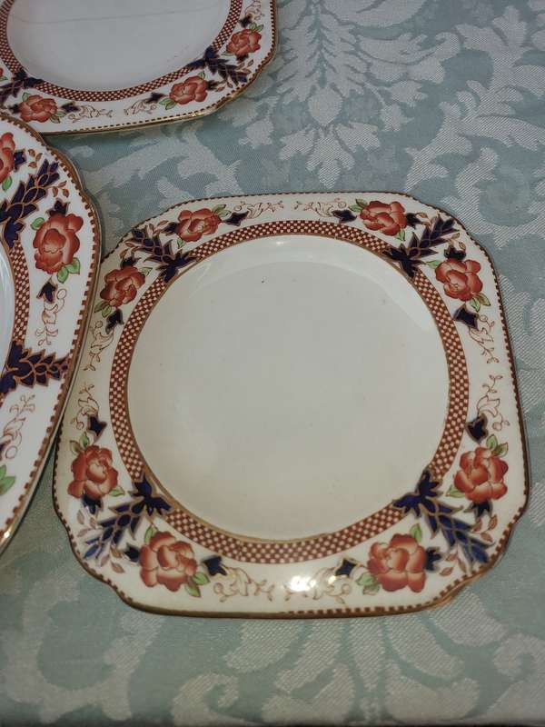 A VINTAGE PLANT TUSCUN SERVING WARE SOLD AS IS R1450