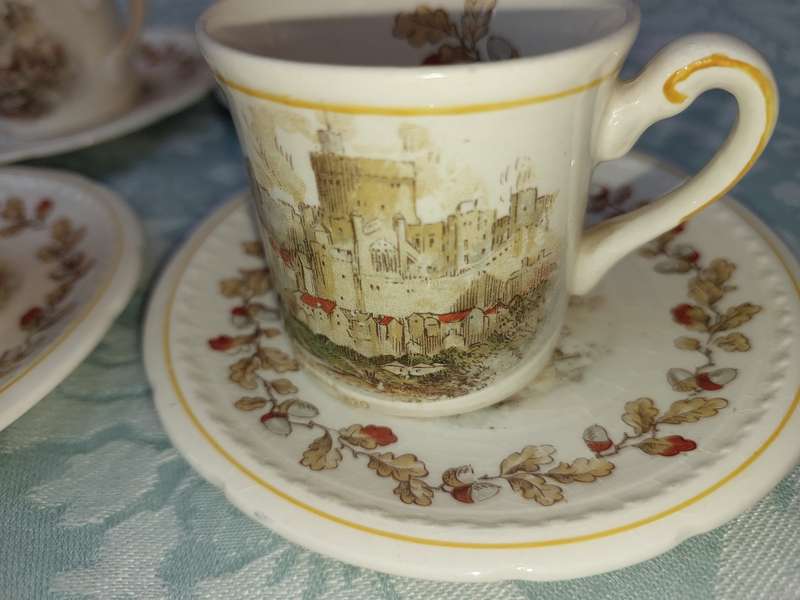 A SET OF FOUR COFFEE CUPS WITH SAUCERS BY SWINNERTON STEFFORDSHIRE ENGLAND MAJESTIC VELLUM REG NO83