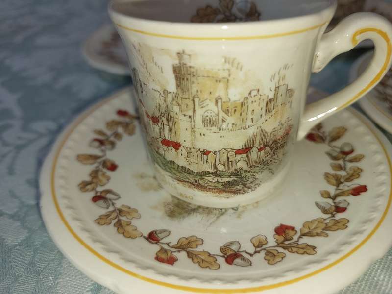 A SET OF FOUR COFFEE CUPS WITH SAUCERS BY SWINNERTON STEFFORDSHIRE ENGLAND MAJESTIC VELLUM REG NO83