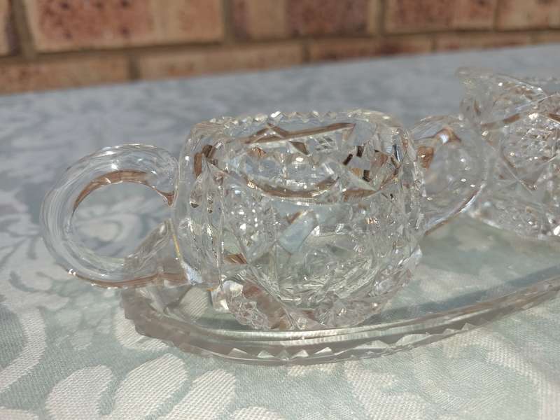 AN ART DECOR GLASS SUGAR BOWL AND A MILK JUG SOLD AS IS