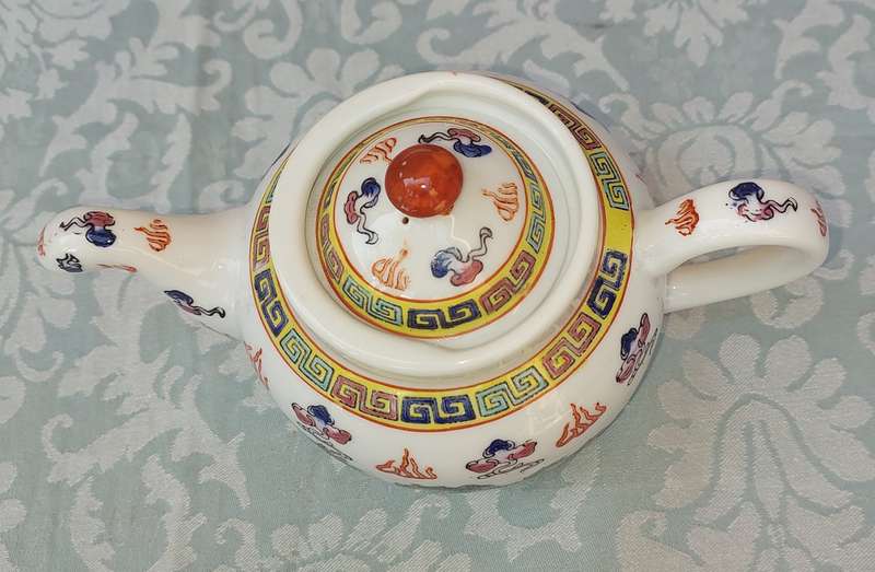 Chinese Export Hand Painted Dragons Porcelain Teapot decorated in Hong Kong sold as is