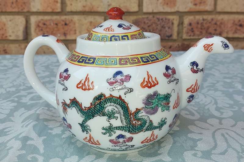 Chinese Export Hand Painted Dragons Porcelain Teapot decorated in Hong Kong sold as is