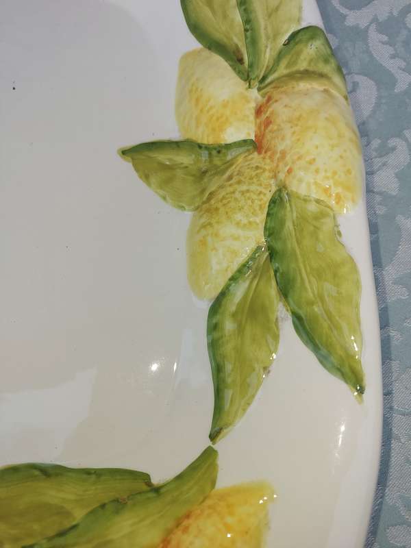 A VINTAGE LEMON PLATTER MADE IN ITALY SOLD AS IS WITH A SMALL CHIP ON THE BASE