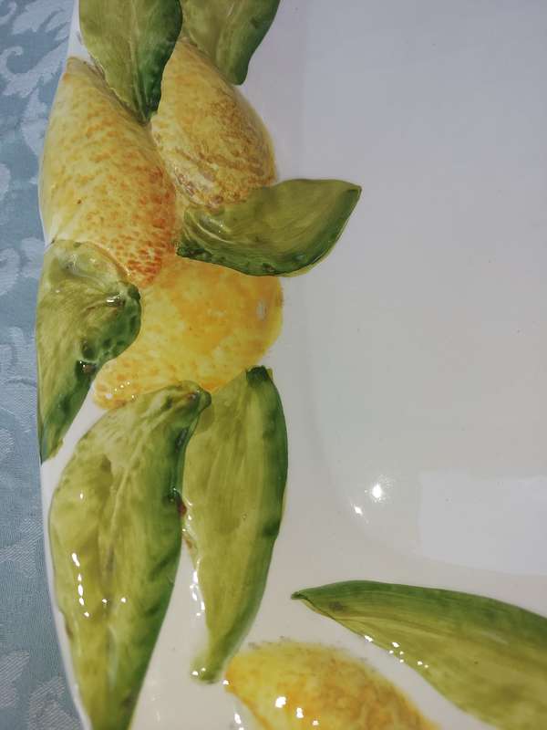 A VINTAGE LEMON PLATTER MADE IN ITALY SOLD AS IS WITH A SMALL CHIP ON THE BASE