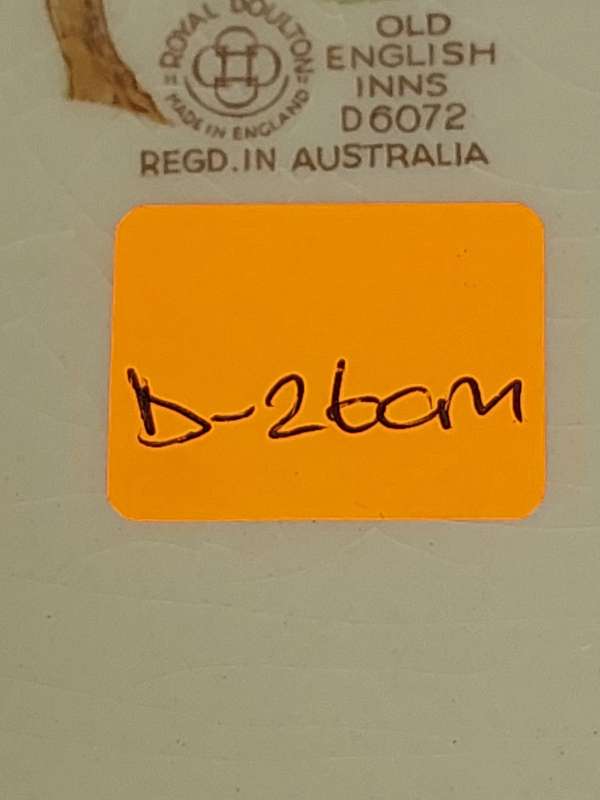 A VINTAGE PLAQUE ROYAL DOULTON MADE IN ENGLAND OLD ENGLISH REG IN AUSTRALIA D6072 SOLD AS IS