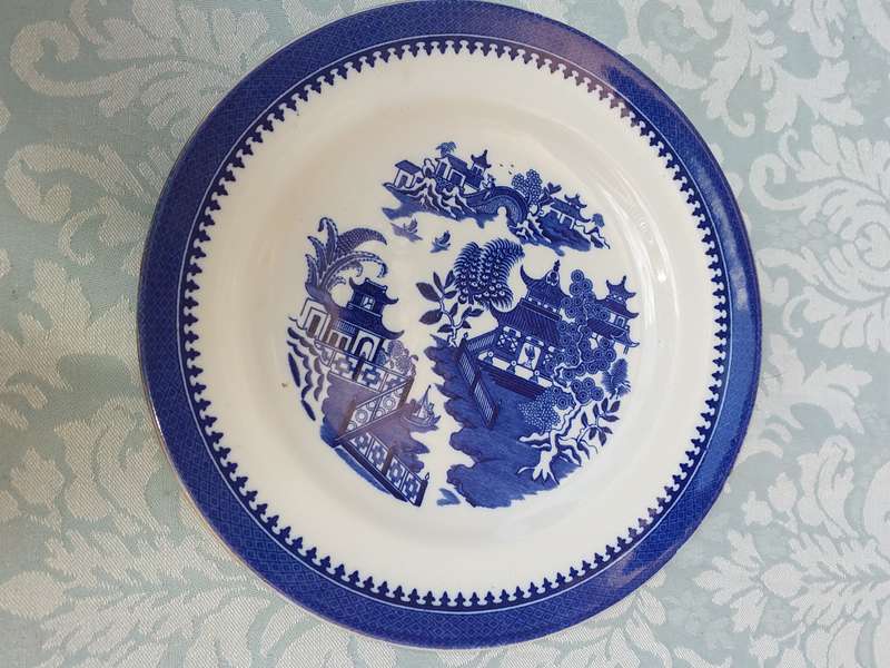 A VINTAGE BLUE AND WHITE JAPANESE SCENE CHURCHIL PLATE SOLD AS IS