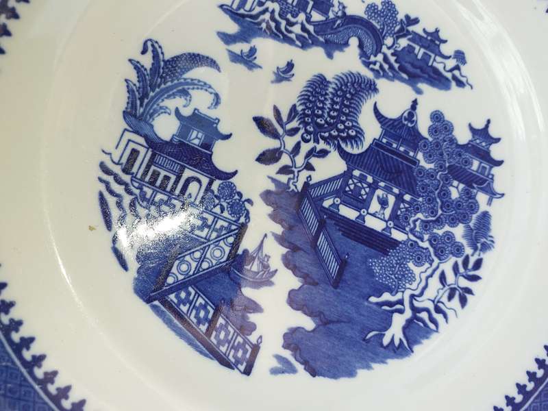 A VINTAGE BLUE AND WHITE JAPANESE SCENE CHURCHIL PLATE SOLD AS IS