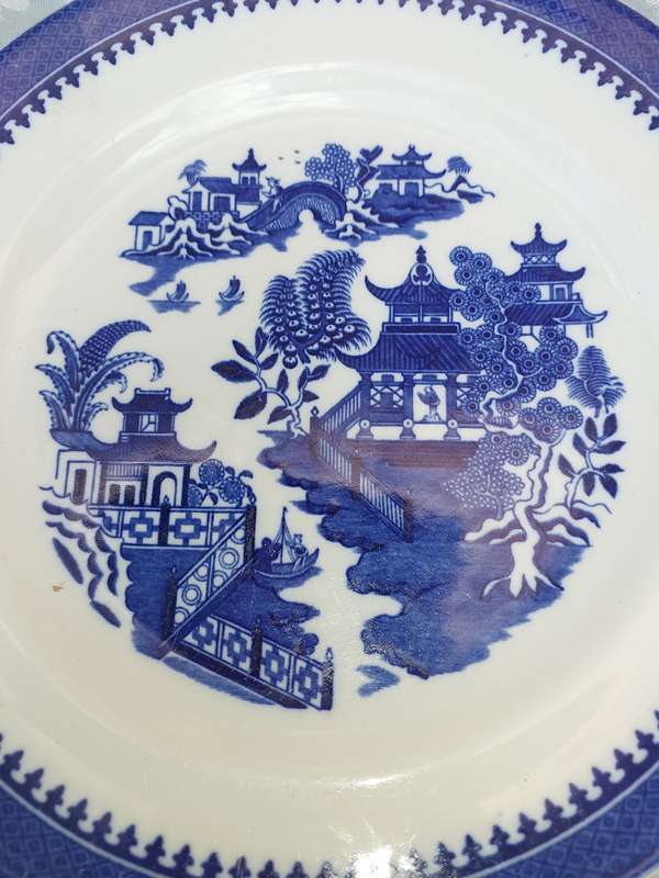 A VINTAGE BLUE AND WHITE JAPANESE SCENE CHURCHIL PLATE SOLD AS IS