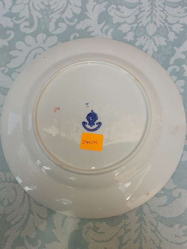 A VINTAGE BLUE AND WHITE JAPANESE SCENE CHURCHIL PLATE SOLD AS IS