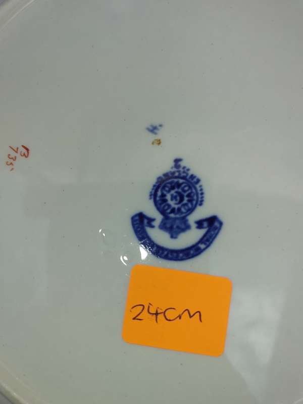 A VINTAGE BLUE AND WHITE JAPANESE SCENE CHURCHIL PLATE SOLD AS IS