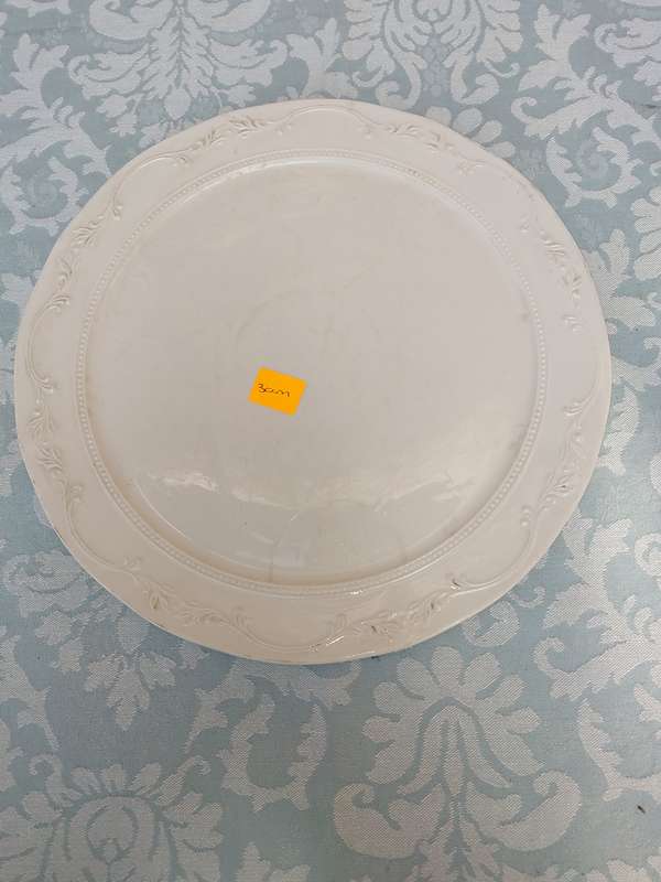 A 30 CENTIMETER DIAMETER PORCELAIN PLATTER SOLD AS IS
