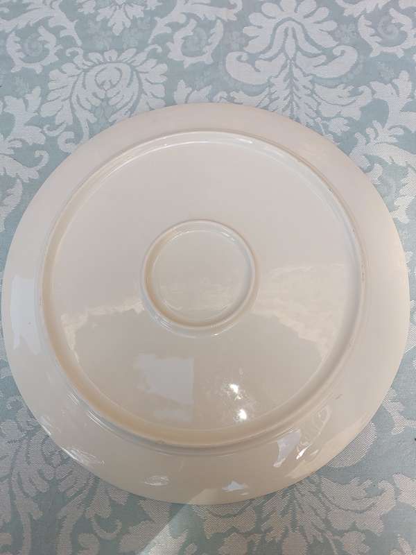 A 30 CENTIMETER DIAMETER PORCELAIN PLATTER SOLD AS IS
