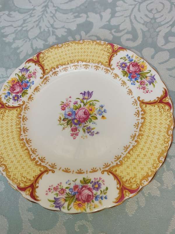 A COLLECTION OF VINTAGE TUSCAN FINE CHINA FINE ENGLISH BONE CHINA ALBANY 19392 SOLD AS IS R300