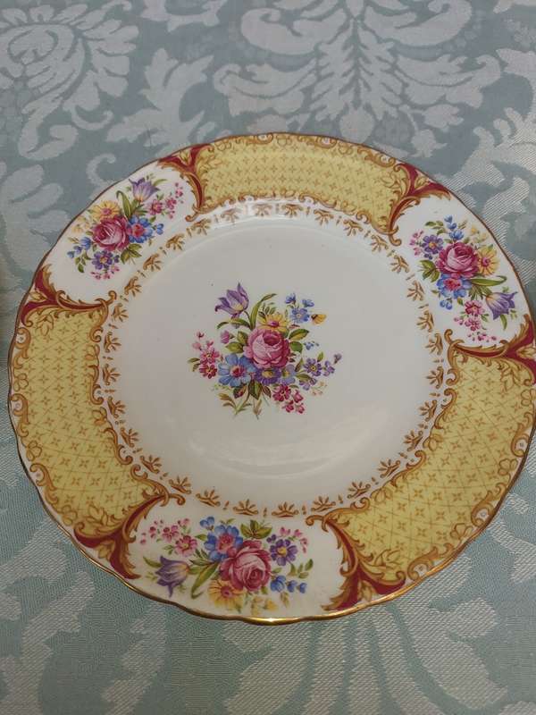 A COLLECTION OF VINTAGE TUSCAN FINE CHINA FINE ENGLISH BONE CHINA ALBANY 19392 SOLD AS IS R300