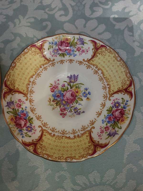 A COLLECTION OF VINTAGE TUSCAN FINE CHINA FINE ENGLISH BONE CHINA ALBANY 19392 SOLD AS IS R300