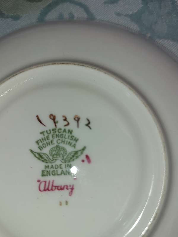 A COLLECTION OF VINTAGE TUSCAN FINE CHINA FINE ENGLISH BONE CHINA ALBANY 19392 SOLD AS IS R300